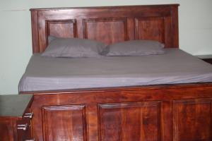 Een bed of bedden in een kamer bij Wilpattu Haritha Villa