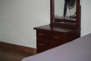 een dressoir met een spiegel erop bij Wilpattu Haritha Villa in Pahala Maragahawewa +7 foto's