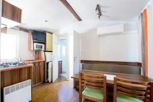 Køkken eller tekøkken på Camping 4 étoiles - Parc aquatique - ccbecab