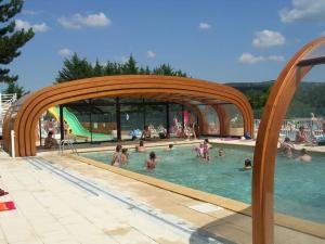 Swimmingpoolen hos eller tæt på Camping 4 étoiles - Parc aquatique - ccbecab