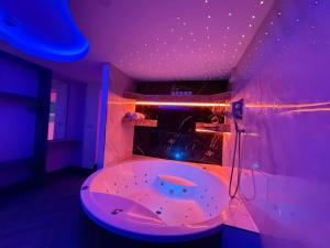 Phòng tắm tại Luxury Suites +41 ảnh