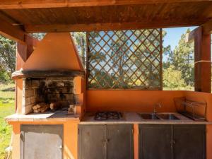 una cucina all'aperto con piano cottura e lavandino di Villa Giulietta a Castiadas