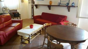 un soggiorno con divano e tavolo di Holiday Home Golfo di Orosei Cala Gonone a Cala Gonone