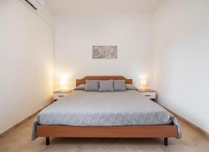 una camera da letto con un letto con due lampade su entrambi i lati di Villa Giulietta a Castiadas