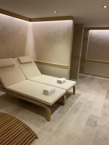 ein Bett in einem Zimmer mit zwei Handtüchern darauf in der Unterkunft La Villa Mellifera in Cernay-lès-Reims