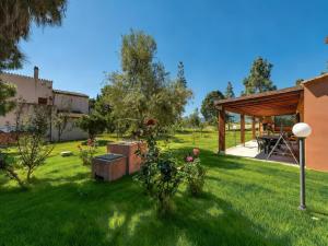 giardino con tavolo da picnic e padiglione di Villa Giulietta a Castiadas