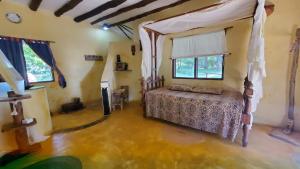 ein Schlafzimmer mit einem Himmelbett in der Unterkunft Eco Shamba Kilole Lodge in Utende