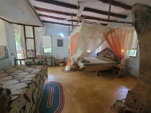ein Schlafzimmer mit zwei Betten in einem Zimmer in der Unterkunft Eco Shamba Kilole Lodge in Utende