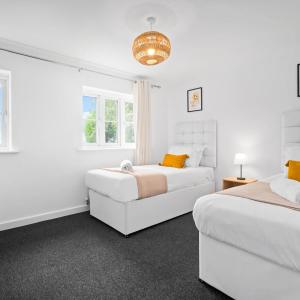 En eller flere senge i et værelse på Cozy Two Bed House - Garden - Parking - Smart TV - 2GMS