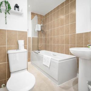 Et badeværelse på Cozy Two Bed House - Garden - Parking - Smart TV - 2GMS