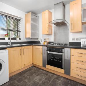 Køkken eller tekøkken på Cozy Two Bed House - Garden - Parking - Smart TV - 2GMS