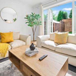 Et opholdsområde på Cozy Two Bed House - Garden - Parking - Smart TV - 2GMS + 36 billeder