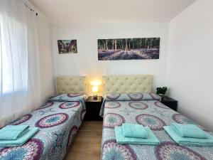 Giường trong phòng chung tại Alojamiento Borrell