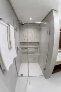 eine Dusche mit Glastür im Badezimmer in der Unterkunft Hotel Águas Claras in Santa Cruz do Sul
