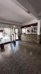 una grande stanza con un muro in pietra e un garage per auto di Hotel Garay a San Bernardo