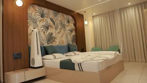 ein Schlafzimmer mit einem großen Bett und einer Heizung darauf in der Unterkunft hotel ashirwad in Jāmb