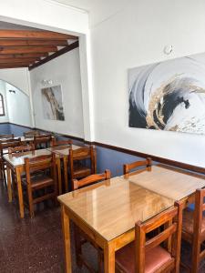 una fila di tavoli e sedie in un ristorante di Hotel Garay a San Bernardo