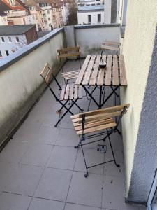 tre tavoli da picnic e sedie su un balcone di Kaiserbrunnen Gastromeile, City, Messe & Stadionnah a Dortmund