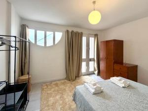 ein Schlafzimmer mit einem Bett und einem großen Fenster in der Unterkunft Madeira Studio Salvador Rental in Funchal