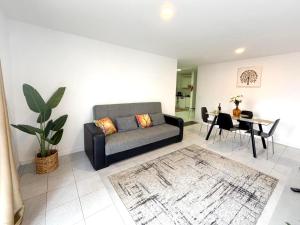 ein Wohnzimmer mit Sofa und Tisch in der Unterkunft Madeira Studio Salvador Rental in Funchal