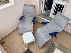 ein leeres Bett und ein Hocker in einem Zimmer in der Unterkunft Madeira Studio Salvador Rental in Funchal + 26 Fotos