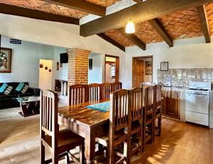 a kitchen and dining room with a wooden table and chairs at Quinta Los Vela in Tequisquiapan