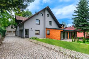 ein Haus mit einer Kopfsteinpflasterstraße in der Unterkunft Apartamenty Sarnia 6A in Karpacz