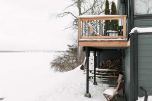 een terras aan de zijkant van een huis in de sneeuw bij Narrows Nook - Prince Edward County Waterfront in Deseronto