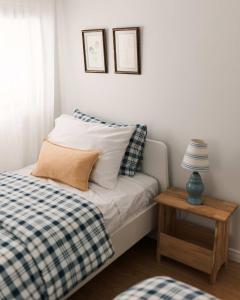 een kleine slaapkamer met een bed en een tafel bij Narrows Nook - Prince Edward County Waterfront in Deseronto