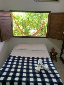 圣米格尔-杜斯米拉格里斯The Beach Hostel Milagres的一间有窗户的小房间里的一张床