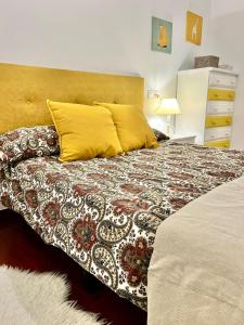 una camera da letto con un letto con una coperta colorata di Tineo centro a Tineo