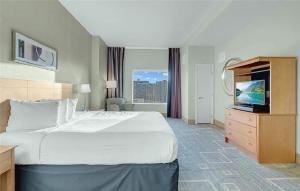 Postel nebo postele na pokoji v ubytování Stylish One Bedroom Residence with Panoramic Las Vegas Strip Views + 6 fotografií