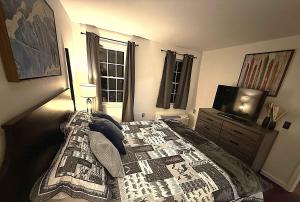 En eller flere senge i et værelse på Mountain Getaway Suite Ski OnOff Jiminy Peak - Fully Redone Decor