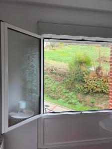 una finestra in una camera con vista su un cortile di Tineo centro a Tineo