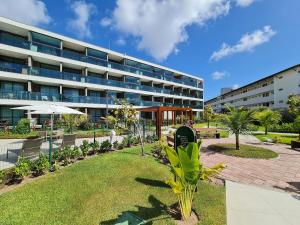een kantoorgebouw met een park ervoor bij Beach Class Summer in Porto De Galinhas