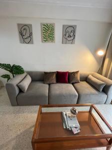 Et opholdsområde på Cozy apartment next to center