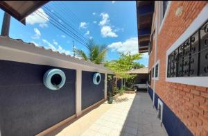 un muro con occhi sul lato di un edificio di Casa em Peruíbe com piscina a Peruíbe