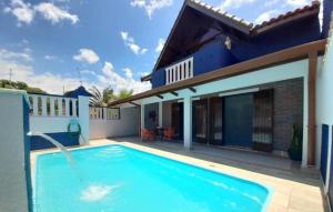 una piscina davanti a una casa di Casa em Peruíbe com piscina a Peruíbe