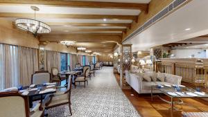 Posezení v ubytování Namah Nainital, a member of Radisson Individuals Retreats