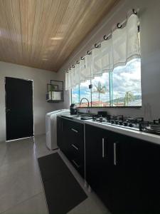 Kuchyň nebo kuchyňský kout v ubytování Studio Aconchegante - com Garagem Privativa e Ar Condicionado REV391