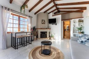 un soggiorno con divano e camino di Mijas la Nueva a Mijas