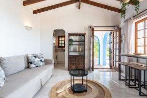 un soggiorno con un divano e un tavolo di Mijas la Nueva a Mijas