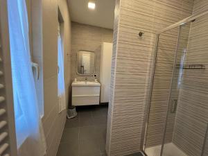 ein Badezimmer mit Waschbecken und Dusche in der Unterkunft Il Rifugio in Sulmona + 28 Fotos