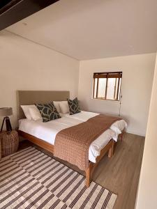 En eller flere senge i et værelse på The Spot - Beach Apartment close to town