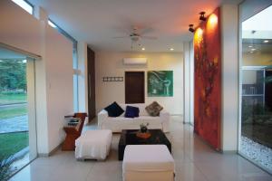 a living room with a couch and a table at Casa Vida - Arte, Naturaleza y Confort in Santa Cruz de la Sierra