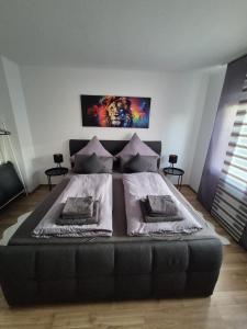 Postel nebo postele na pokoji v ubytování Pfälzer Wald Apartment + 2 fotografie