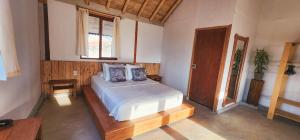 Giường trong phòng chung tại Casa Viento Máncora