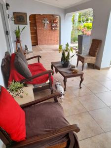een woonkamer met een bank en een tafel bij Benguela B&B in Richards Bay +58 foto's