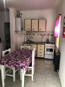 una piccola cucina con un tavolo e una stufa di Anisados 1 a Las Grutas