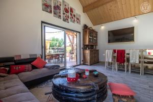 ein Wohnzimmer mit einer Couch und einem Couchtisch in der Unterkunft Les inseparables in Saint-Pierre-de-Curtille